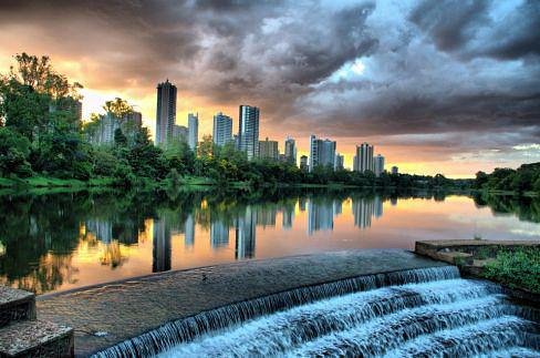 Lago e edifícios de Londrina, Paraná, ao pôr do sol