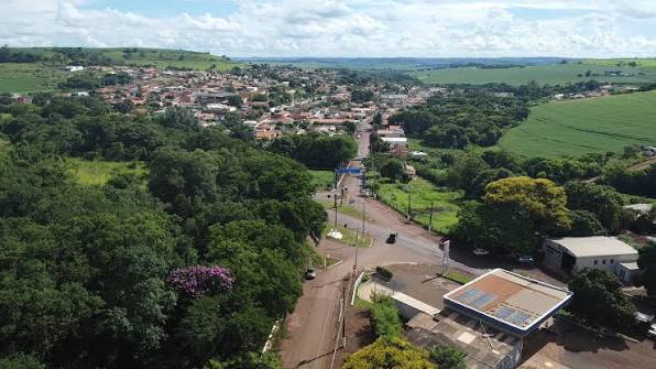 Vista aérea da entrada de Barra do Jacaré, com ruas, casas e áreas verdes