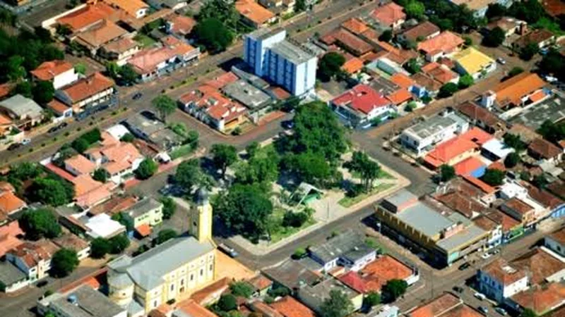 Vista aérea do centro de Andirá, no Paraná, com a praça arborizada, a igreja e as ruas em volta