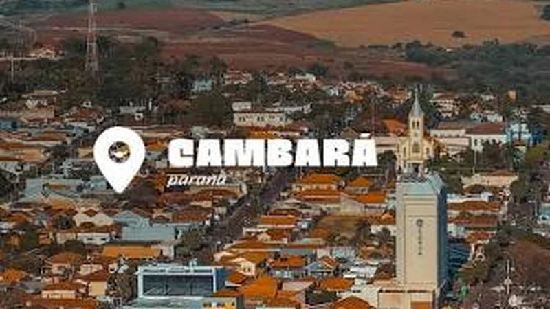 Vista aérea do centro de Cambará, no Paraná, com telhados, a torre da igreja e o letreiro Cambará