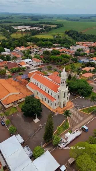 Vista aérea de uma igreja e das ruas de Congonhinhas, Paraná