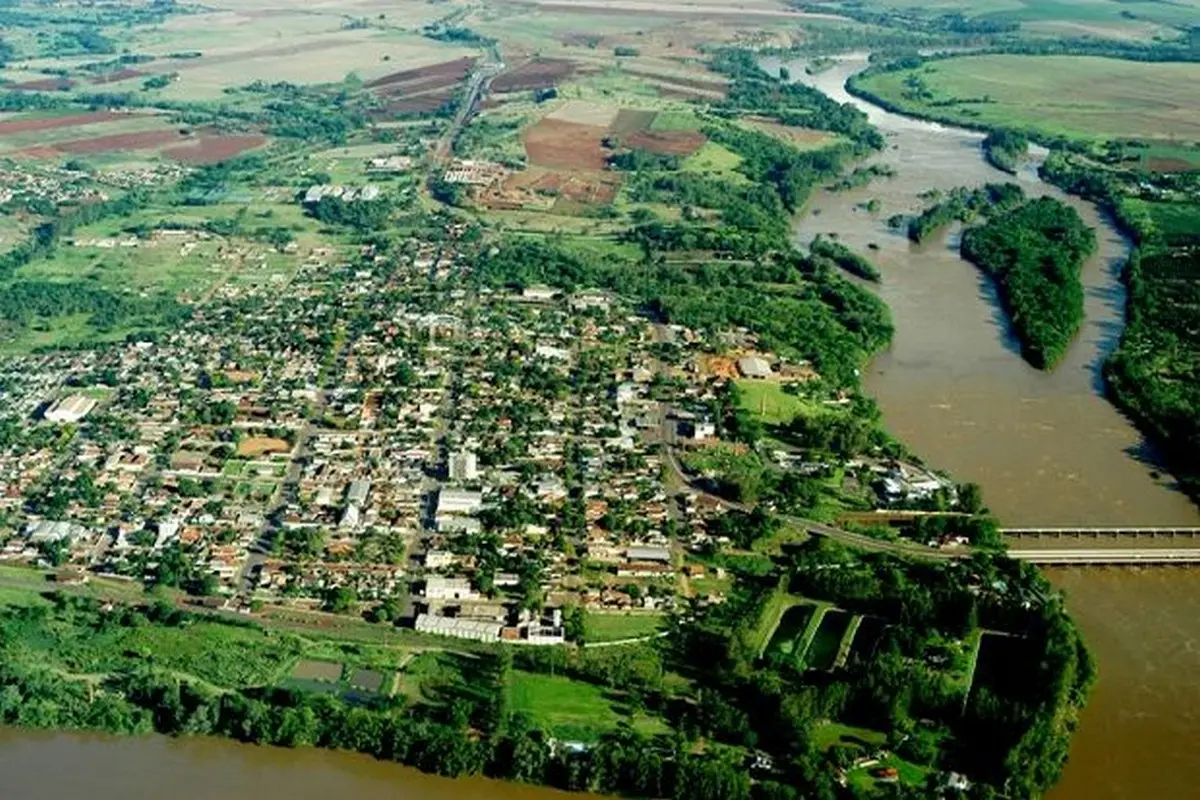 Vista aérea de Jataizinho, Paraná, com casas, rio e pontes