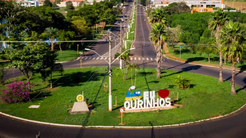 Vista aérea do letreiro Eu amo Ourinhos numa rotatória de Ourinhos-SP
