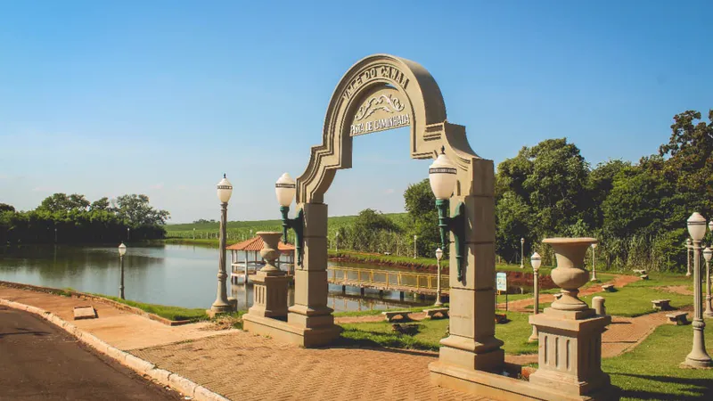 Portal da pista de caminhada Vale do Canaã, ao lado de um lago, em Rancho Alegre, Paraná
