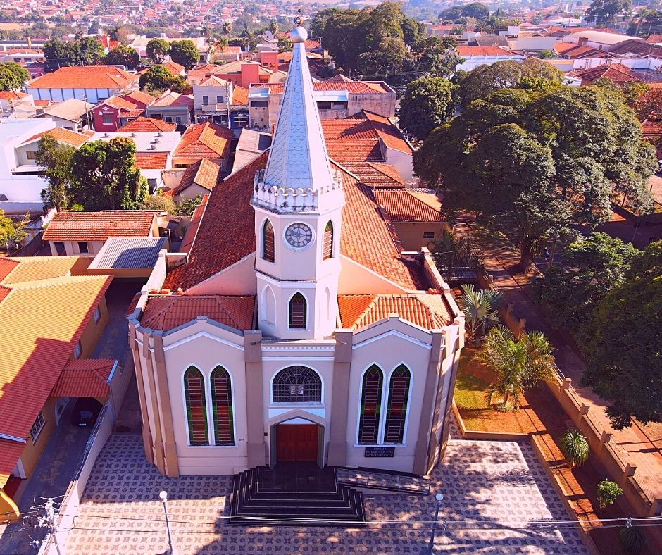 Vista aérea de igreja e área urbana de Santa Cruz do Rio Pardo, São Paulo
