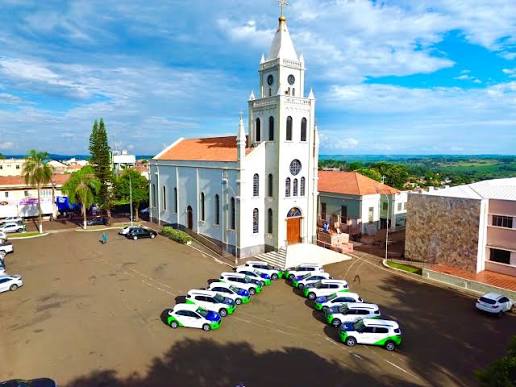 Igreja de torre branca e praça em Santa Mariana, Paraná
