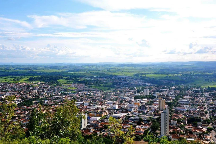 Vista panorâmica de Santo Antônio da Platina, Paraná, com prédios, casas e áreas verdes