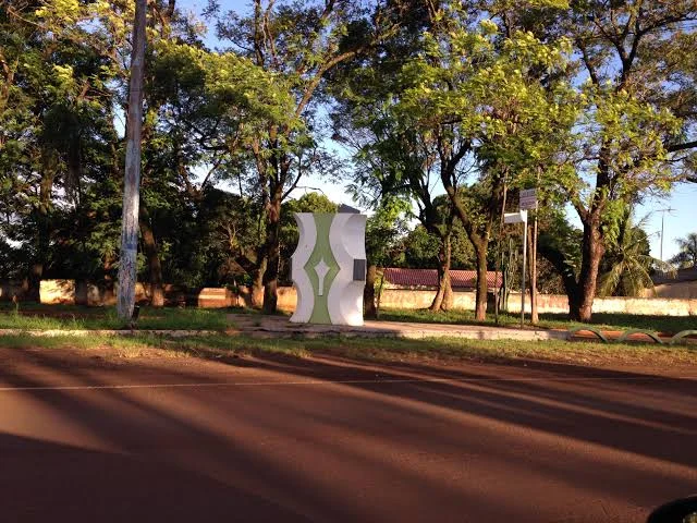Monumento em área arborizada de Uraí, Paraná, junto a uma rua