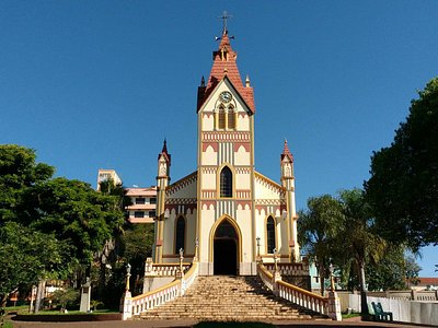 Igreja com torre e escadaria em Espírito Santo do Turvo, São Paulo