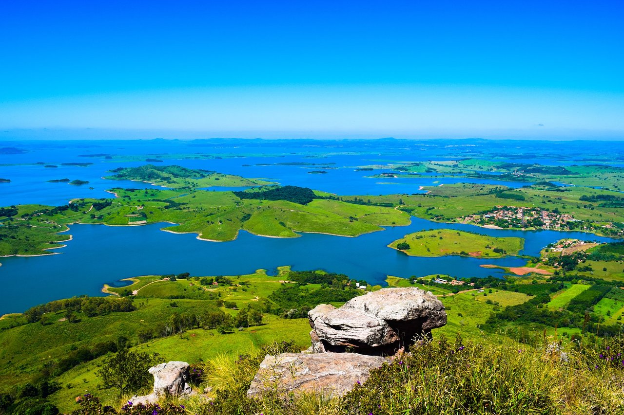 Vista panorâmica de represa, ilhas e vegetação em Ribeirão Claro, Paraná