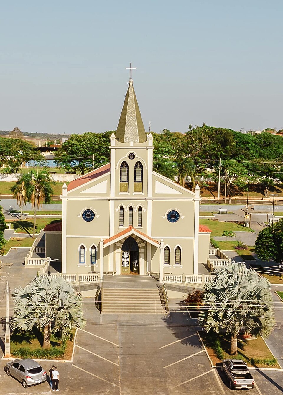 Igreja com torre e jardim em São Pedro do Turvo, São Paulo